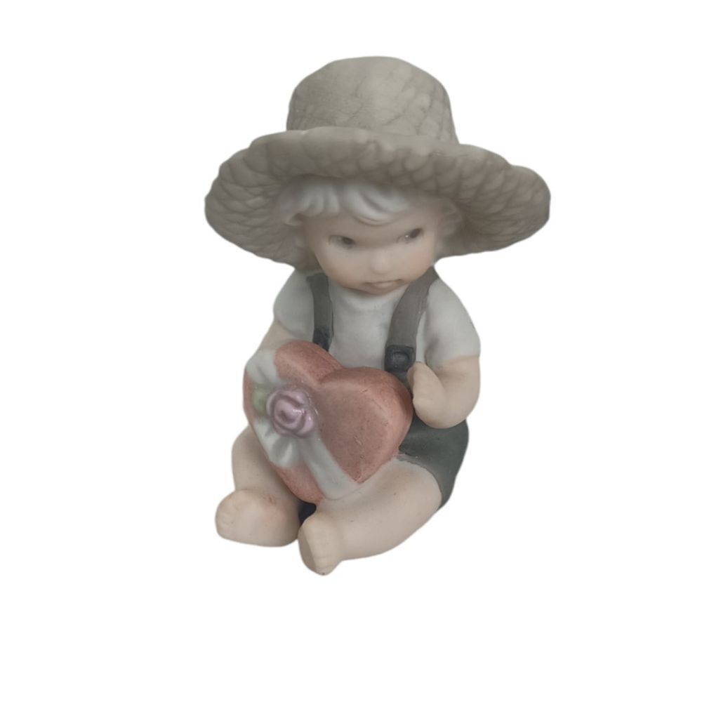 Kim Anderson's Pretty As A Picture "You've Captured‎ My Heart" Figurine